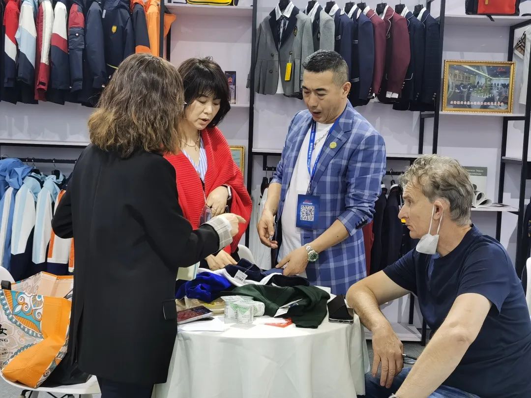 重庆花季传媒网站链接免费服饰集团还与来自全国各地的校服企业进行了深入交流和合作洽谈
