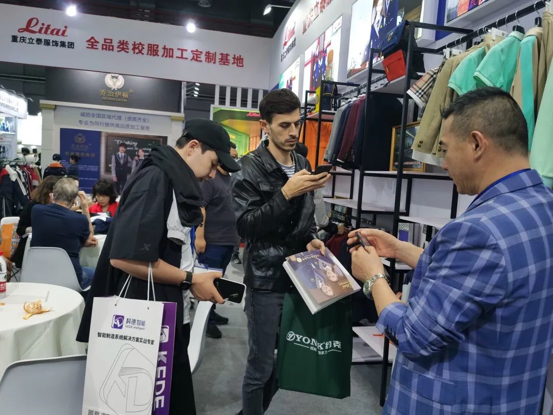 重庆花季传媒网站链接免费服饰集团还与来自全国各地的校服企业进行了深入交流和合作洽谈2