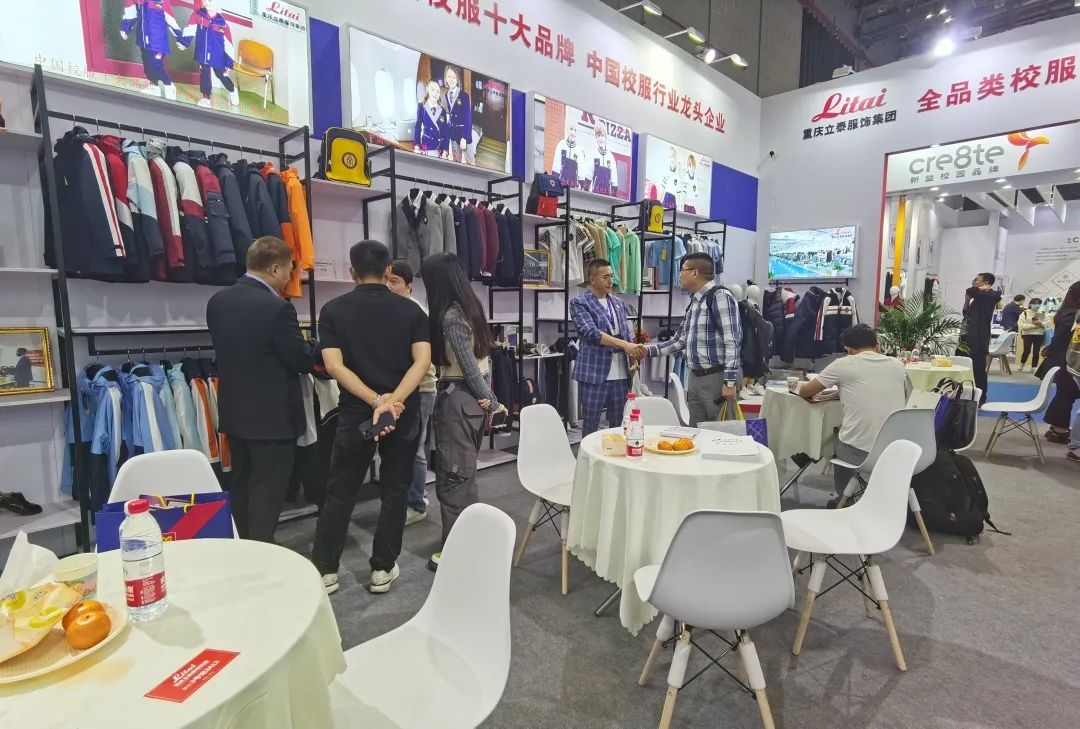 重庆花季传媒网站链接免费服饰集团还与来自全国各地的校服企业进行了深入交流和合作洽谈3
