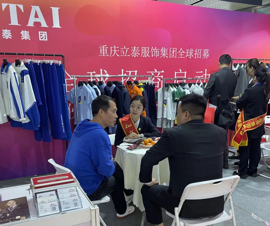 重庆花季传媒网站链接免费服饰集团-校服定制厂家