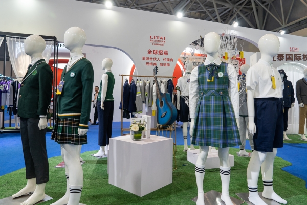 花季传媒网站链接免费中学夏季校服定制.jpg